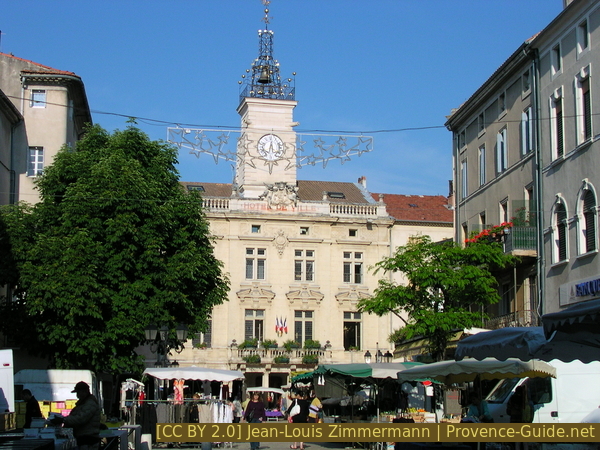 Photo licence CC BY 2.0 pid:1535 La mairie et le marché d'Orange