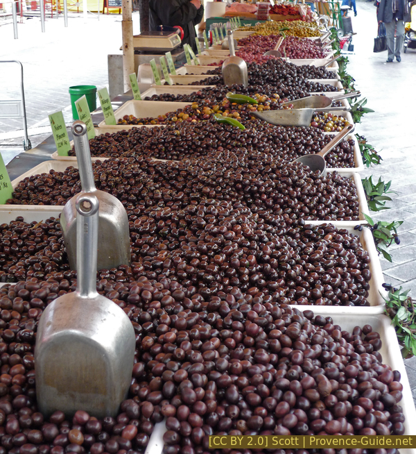 Photo Lizenz CC BY 2.0 pid:1560 Grosse offene Behälter mit Oliven am Markt von Nizza