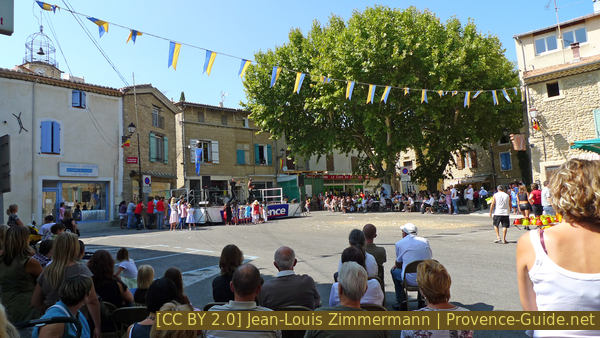 Photo Lizenz CC BY 2.0 pid:1810 Marktplatz von Courthézon bei einem Fest