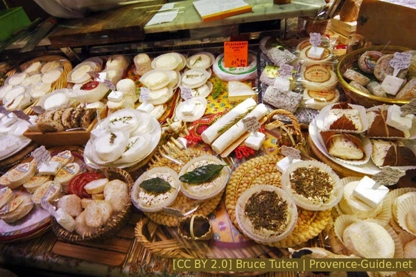 Photo Lizenz CC BY 2.0 pid:1335 Käsetheke in der Marktalle von Avignon
