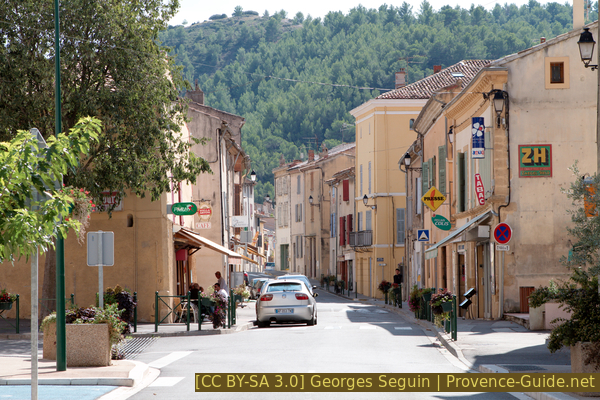 Photo Lizenz CC BY-SA 3.0 pid:2262 Hauptstrasse von Meyrargues wenn man von Norden kommt