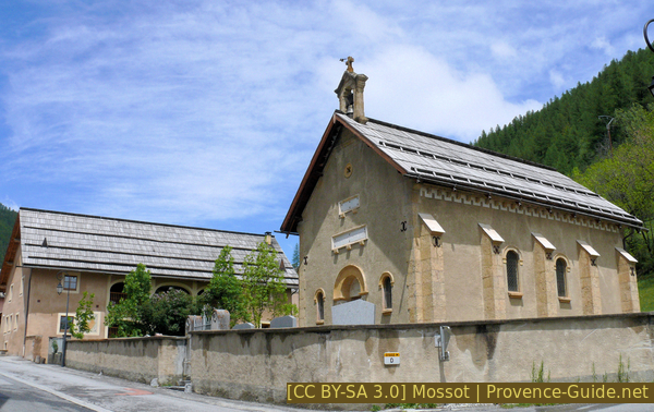Photo Lizenz CC BY-SA 3.0 pid:2199 Der Markt von Arvieux findet am Platz gegenüber dieser Kapelle statt