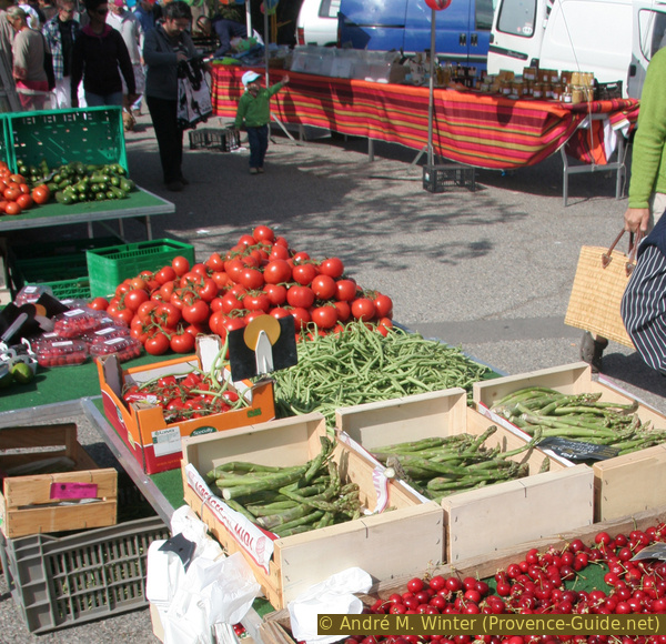 Photo Lizenz © pid:526 Tomaten, Fisolen, Spargel und Kirschen am Markt von La Couronne