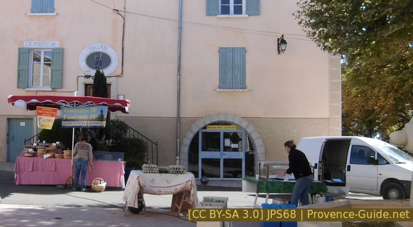 Photo Lizenz CC BY-SA 3.0 pid:2144 Markttag in Cruis am Place de la Mairie