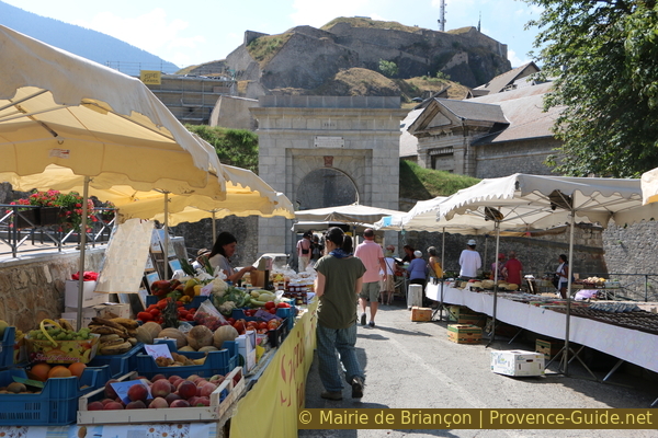 Photo Lizenz © pid:1395 Der kleine Markt vor dem oberen Stadttor