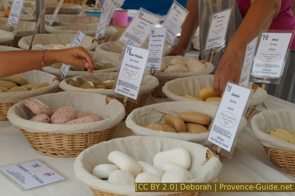 Photo Lizenz CC BY 2.0 pid:782 Verschiedene Seifen am Markt in Vaison la Romaine